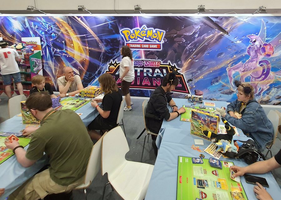 Spelers aan tafel tijdens een Pokémon TCG-evenement