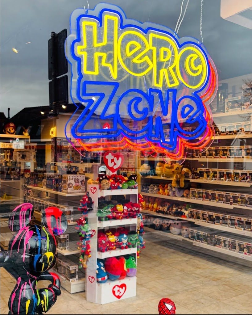 De etalage van Hero Zone met het neon logo
